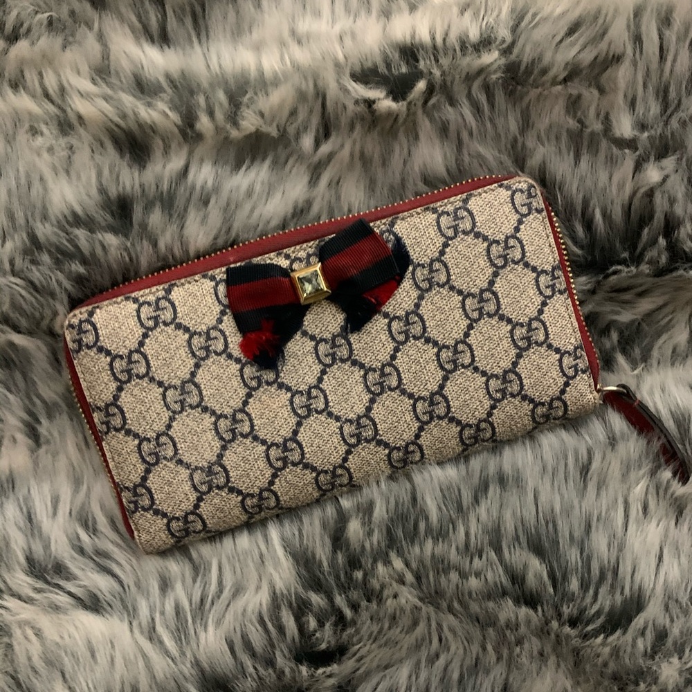 AUTHENTIC Gucci GG Supreme Wallet 🎁